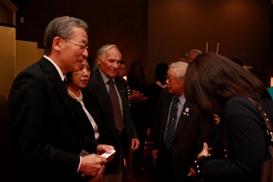 参加者に挨拶する田辺総領事夫妻とウルスリアック氏