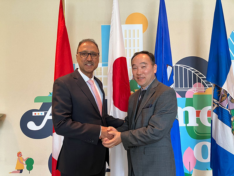 Consul-General Wajima and Mayor Sohi