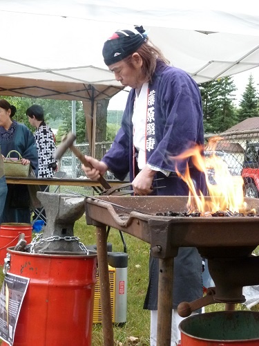 Mr. Fujiwara begins shaping the steel