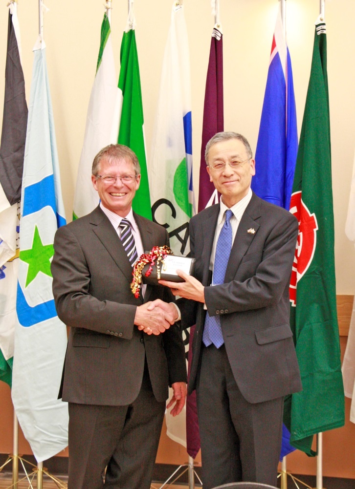 Consul-General Tanabe and His Worship Mayor Chris Warwick of the Town of Hanna